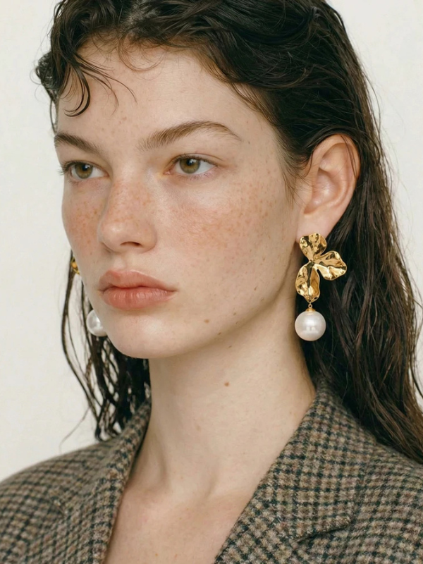 Boucles d’Oreilles Fleurs Dorées Élégantes