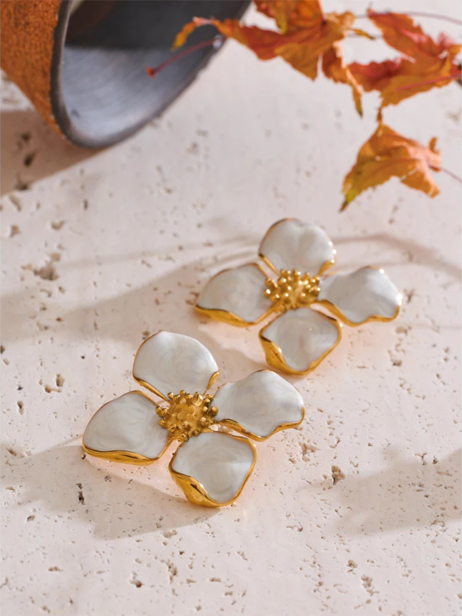 Boucles d’Oreilles Fleur Blanche blanc & doré