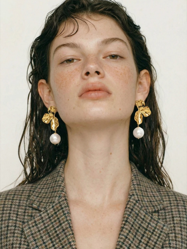 Boucles d’Oreilles Fleurs Dorées Élégantes