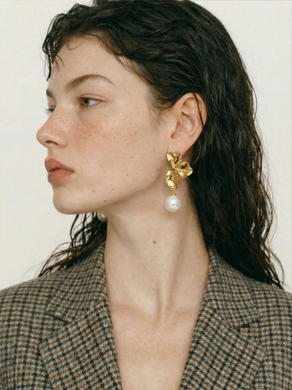 Boucles d’Oreilles Fleurs Dorées Élégantes