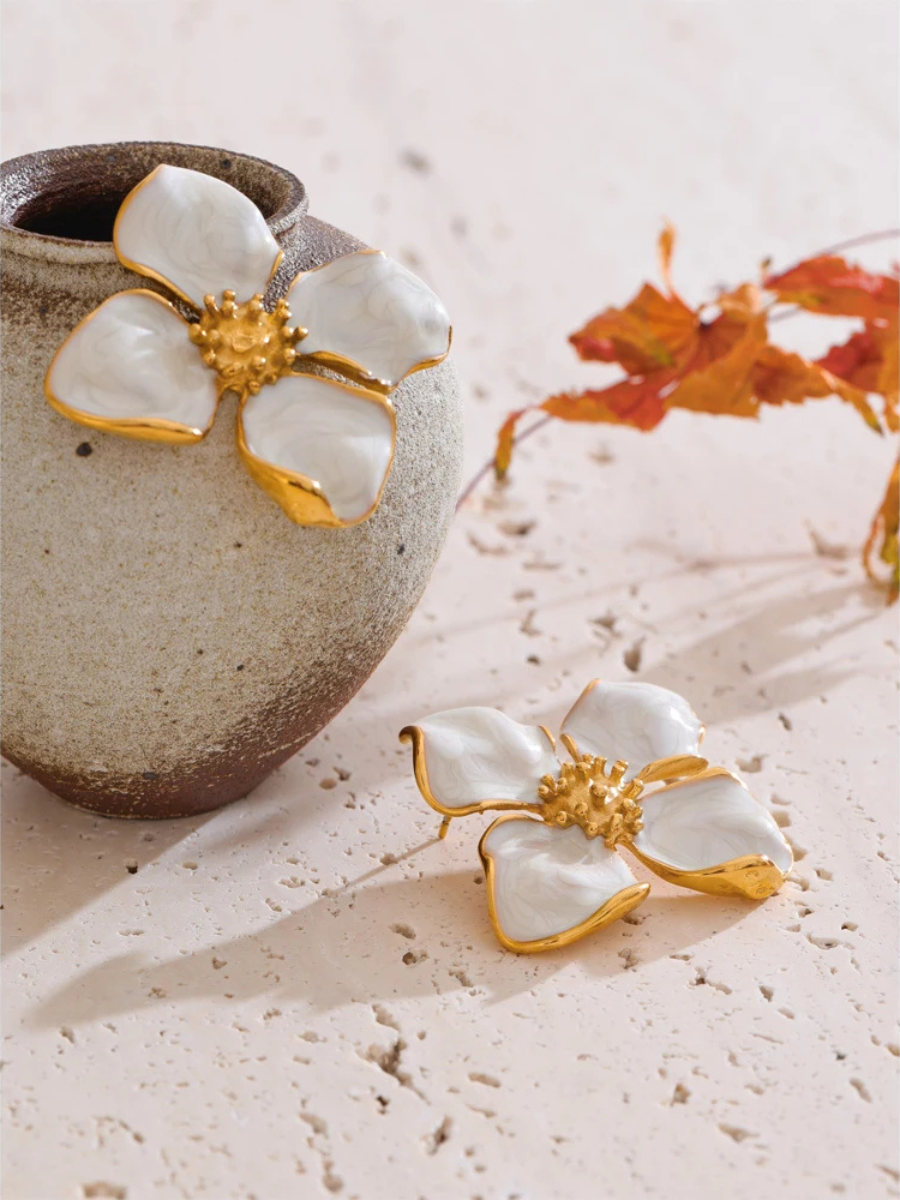 Boucles d’Oreilles Fleur Blanche blanc & doré